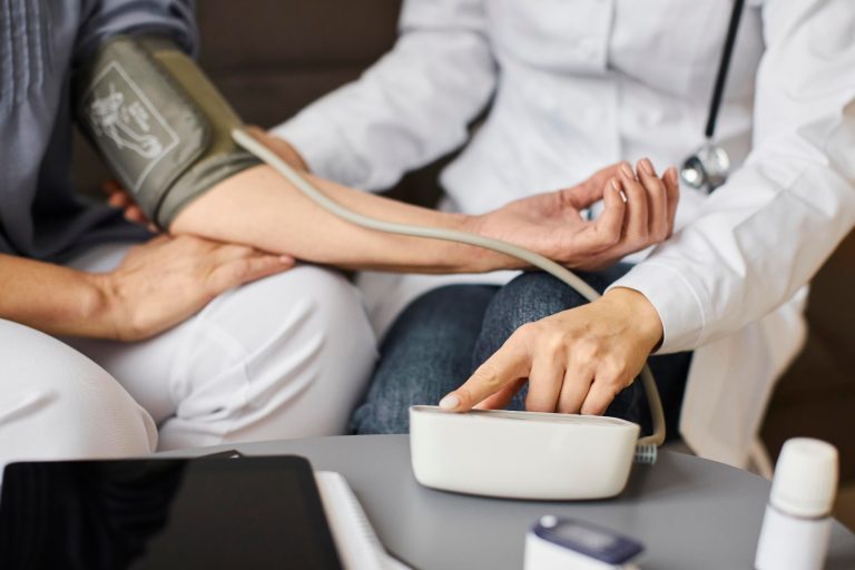 Dia de Prevenção à Hipertensão: risco cardiovascular aumenta após a menopausa.
