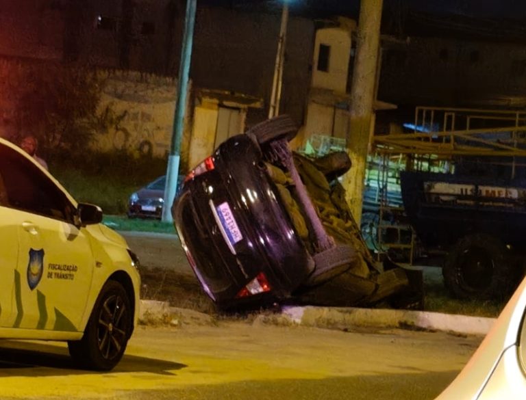 Veículo sai da pista e capota na Avenida das Nações em Teixeira