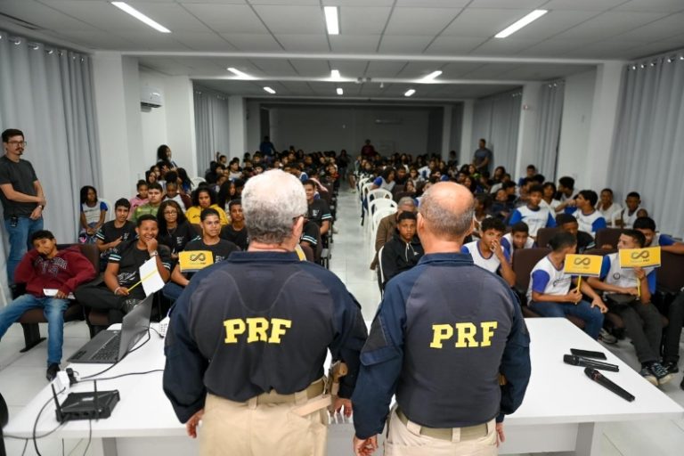 Teixeira recebe palestras educativas da Prefeitura e PRF em suas escolas municipais