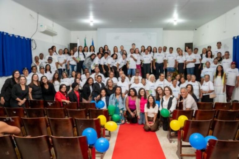 Teixeira de Freitas comemora a alfabetização de 120 novos alunos