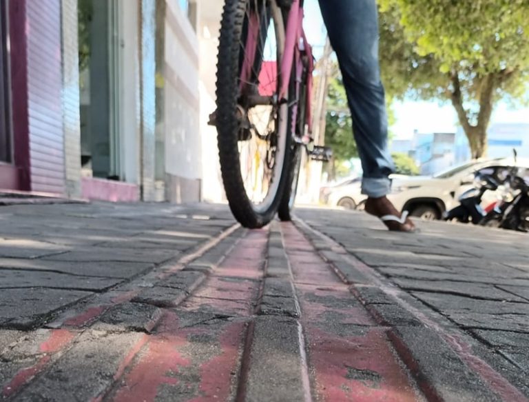 Acessibilidade em risco: Piso tátil ou ciclovia?