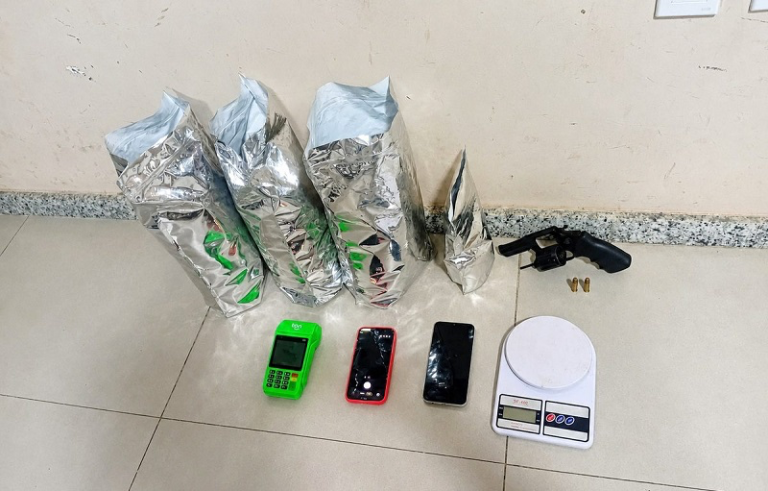 Casal é detido em Eunápolis com 2,5 kg de maconha e uma arma de fogo