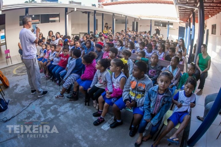 Estudantes da Escola Marcela Nolasco em Teixeira incorporam a leitura ao seu dia a dia