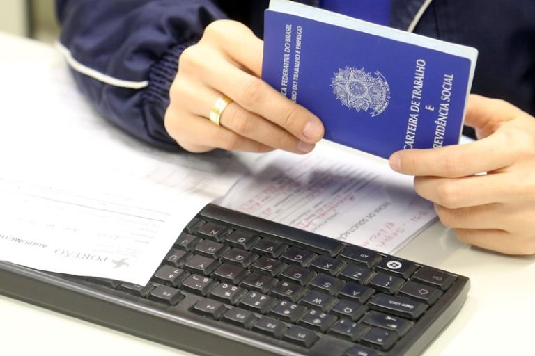 Vaga à Vista: Consultor(a) de Vendas é Procurado(a) em Teixeira!